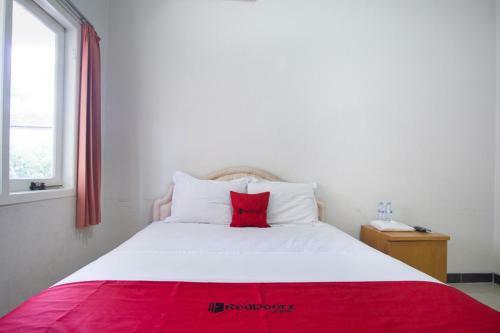 Hostal Reddoorz Near Rumah Sakit Baptis Kediri