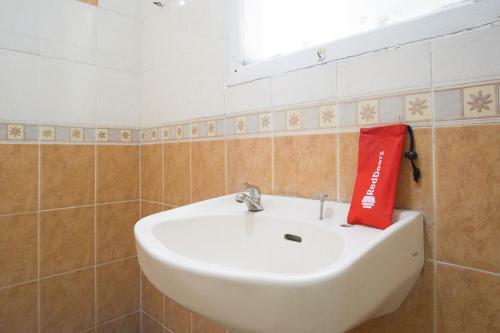 Hostal Reddoorz Near Rumah Sakit Baptis Kediri