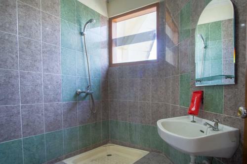 Hostal Reddoorz Near Rumah Sakit Baptis Kediri