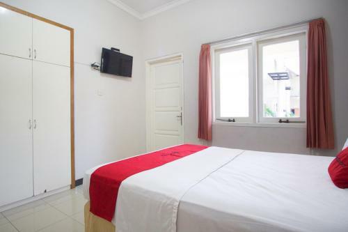 Hostal Reddoorz Near Rumah Sakit Baptis Kediri