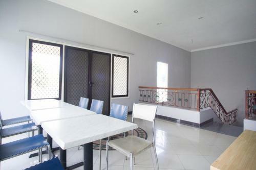 Hostal Reddoorz Near Rumah Sakit Baptis Kediri
