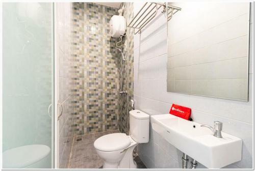 Hostal Reddoorz Plus @ Centrium Katamso Medan