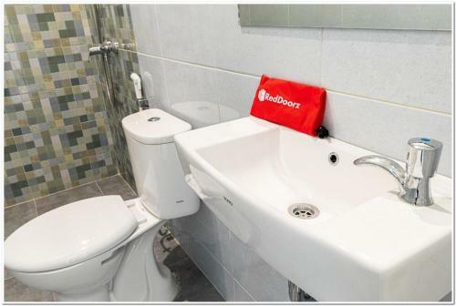 Hostal Reddoorz Plus @ Centrium Katamso Medan