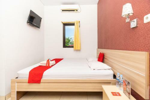Hostal Reddoorz Plus @ Jalan Pumorow Manado