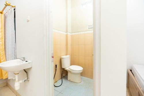 Hostal Reddoorz Plus @ Jalan Pumorow Manado