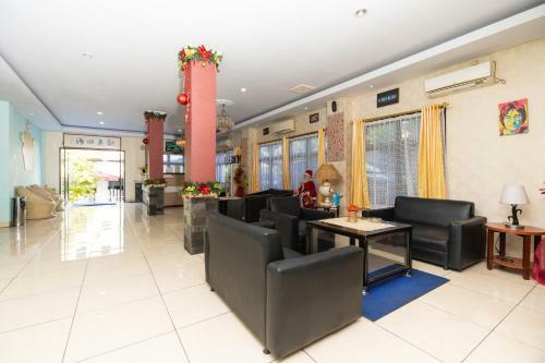Hostal Reddoorz Plus @ Jalan Pumorow Manado