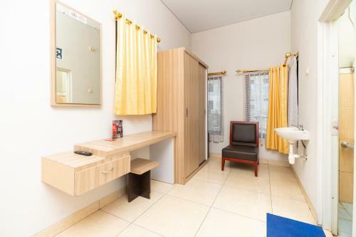 Hostal Reddoorz Plus @ Jalan Pumorow Manado