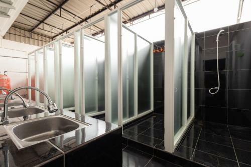Hostal Reddoorz Near Sun Plaza Medan 2