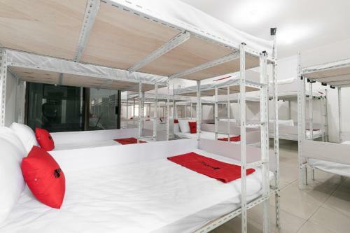 Hostal Reddoorz Near Sun Plaza Medan 2