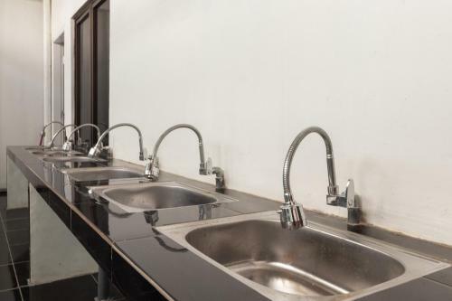 Hostal Reddoorz Near Sun Plaza Medan 2