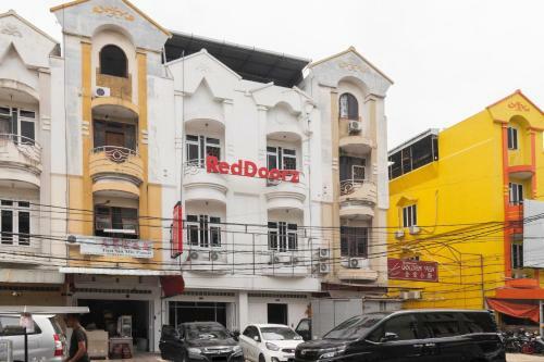 Hostal Reddoorz Near Sun Plaza Medan 2