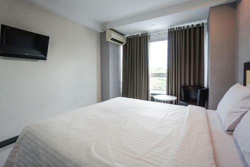 Capital O 3433 Hotel Plaza