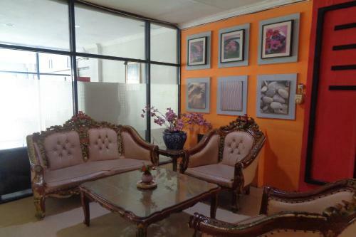 Capital O 3433 Hotel Plaza