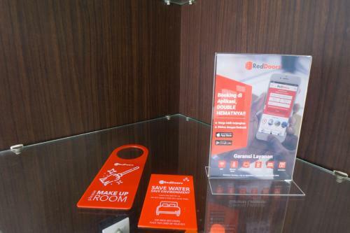 Hostal Reddoorz Near Millenium Waterpark Palu