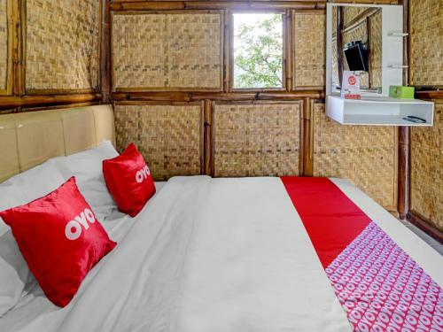 Hotel Oyo 90225 Rumah Bambu Trawas Syariah