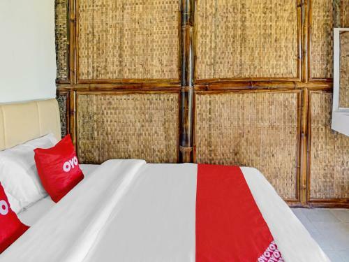 Hotel Oyo 90225 Rumah Bambu Trawas Syariah
