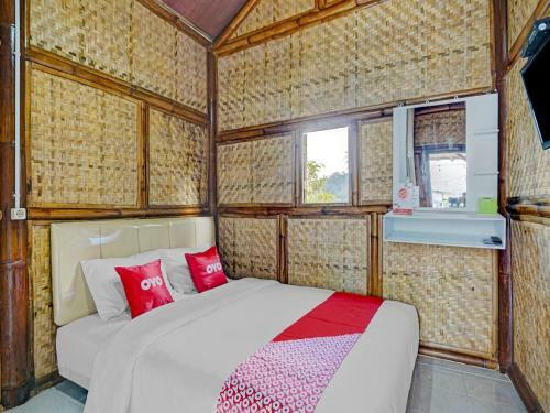 Hotel Oyo 90225 Rumah Bambu Trawas Syariah