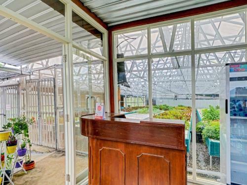 Hotel Oyo 90225 Rumah Bambu Trawas Syariah