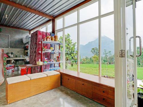 Hotel Oyo 90225 Rumah Bambu Trawas Syariah