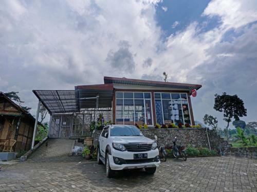 Hotel Oyo 90225 Rumah Bambu Trawas Syariah
