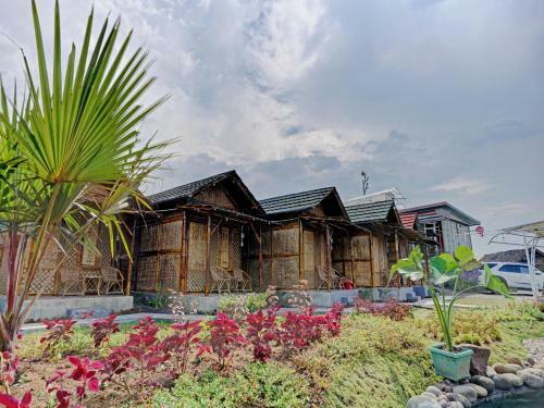 Hotel Oyo 90225 Rumah Bambu Trawas Syariah