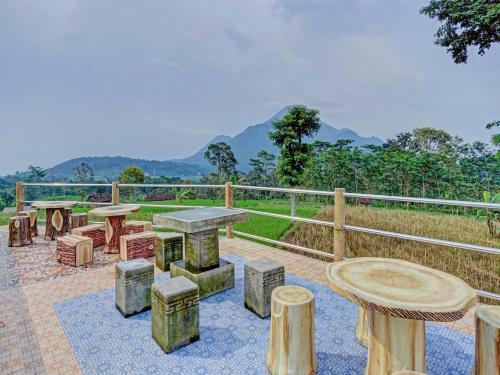 Hotel Oyo 90225 Rumah Bambu Trawas Syariah