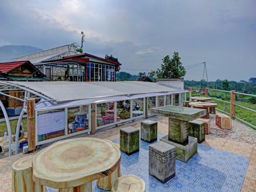 Hotel Oyo 90225 Rumah Bambu Trawas Syariah