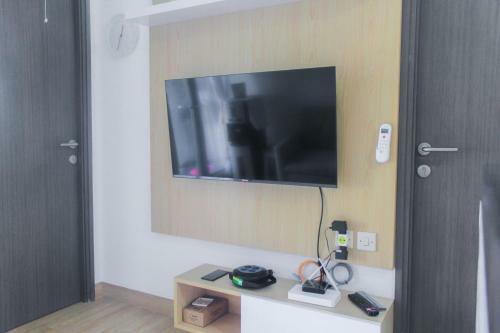 Comfortable 2br At Emerald Bintaro Apartment By Travelio