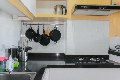 Comfortable 2br At Emerald Bintaro Apartment By Travelio