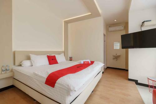 Hostal Reddoorz Plus Near Millenium Ict Centre Medan 2