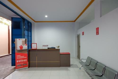 Hostal Reddoorz Near Gor Satria 3