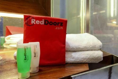Hostal Reddoorz Near Gor Satria 3