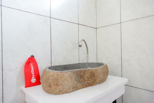 Hostal Reddoorz Plus Near Unsoed Purwokerto