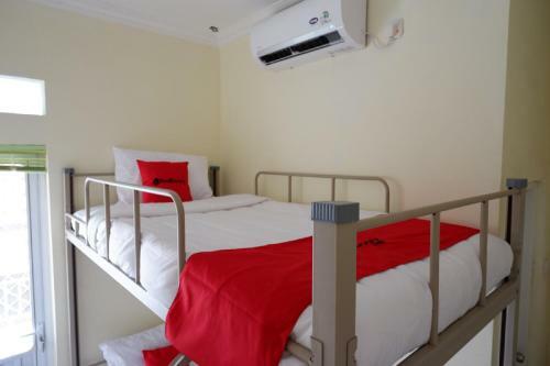 Hostal Reddoorz Hostel Near Kota Lama Semarang