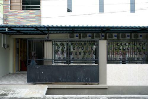Hostal Reddoorz Hostel Near Kota Lama Semarang