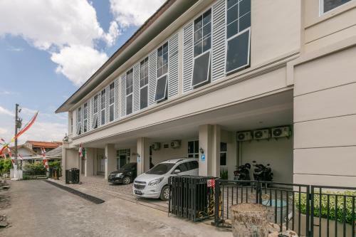 Hotel Oyo 3930 Griya Loka Syariah