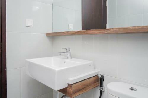 Premium Relaxing 2br At Casa de Parco Apartment By Travelio