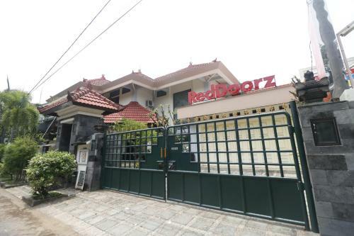 Hostal Reddoorz Near Gelora Delta Sidoarjo