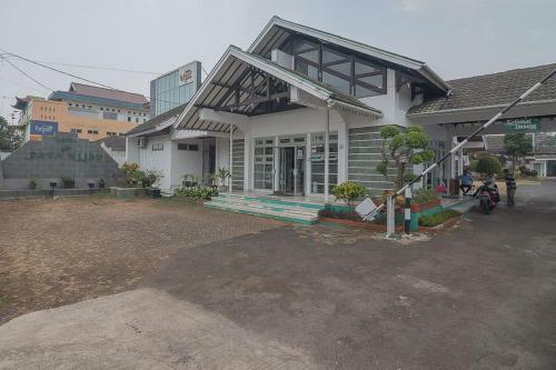 Hostal Reddoorz @ Jalan R.e. Martadinata Sukabumi