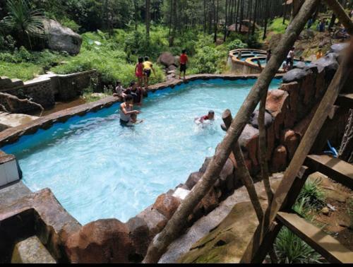 Hotel Oyo 2922 Wisma Kampoeng Ciherang Syariah