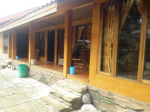 Hotel Oyo 2922 Wisma Kampoeng Ciherang Syariah