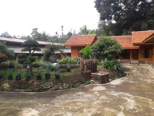 Hotel Oyo 2922 Wisma Kampoeng Ciherang Syariah