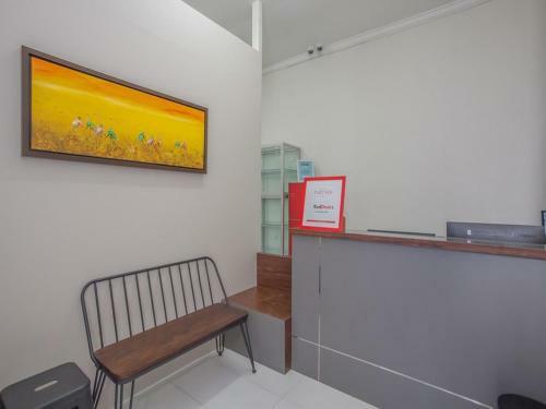 Hostal Reddoorz Near Ciputra Golf Surabaya