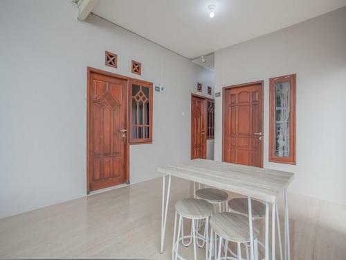 Hostal Reddoorz Near Ciputra Golf Surabaya