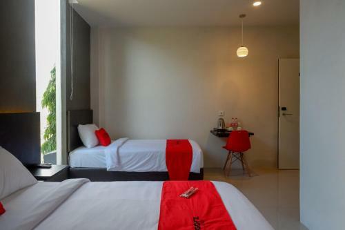 Hotel Reddoorz Plus Near Solo Baru