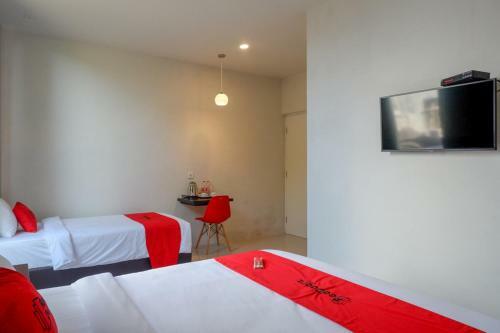 Hotel Reddoorz Plus Near Solo Baru