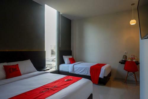 Hotel Reddoorz Plus Near Solo Baru