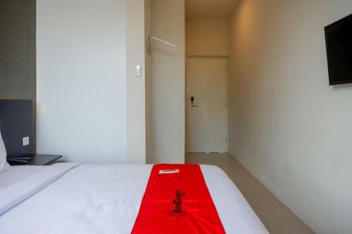 Hotel Reddoorz Plus Near Solo Baru