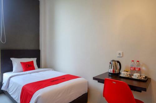 Hotel Reddoorz Plus Near Solo Baru