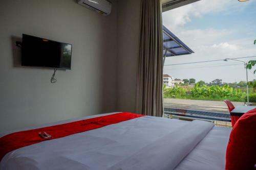 Hotel Reddoorz Plus Near Solo Baru
